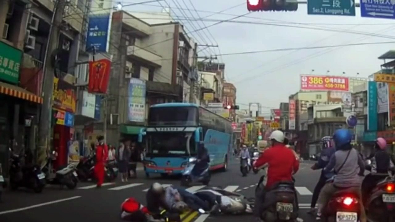 ULTIMATE DUMB PEOPLE, EPIC PEDESTRIANS FAILS COMPILATION JUNE 2017