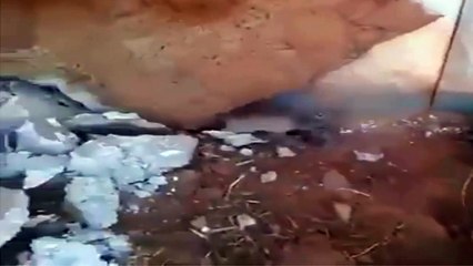 رجل اراد تغيير البلاط في منزله , فشاهد ماذا وجد تحت البلاط