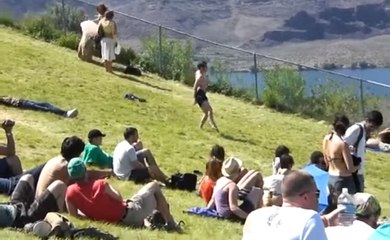 Bir Adam Tek Başına Dansa Başladı.. Sonrası İnanılmaz!