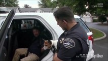 Ce policier laisse cet homme dire au revoir à son chien avant d'aller en prison pour un moment... Emouvant