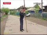Il découvre un trou très profond sur une route en russie... Flippant