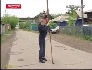 Descargar video: Il découvre un trou très profond sur une route en russie... Flippant