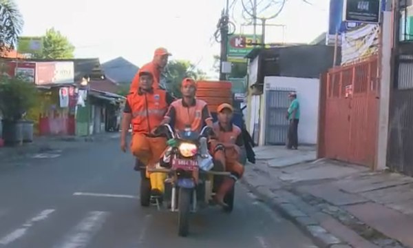 Meski Lebaran, Petugas PPSU Tetap Bertugas