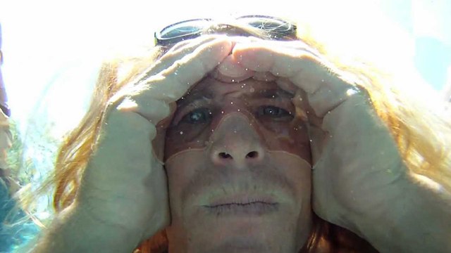 Il réalise des lunettes d'air maison pour voir sous l'eau