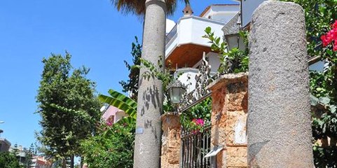 Antalya'da Skandal Görüntü! Tarihi Roma Sütununu Apartman Süsü Yapmışlar