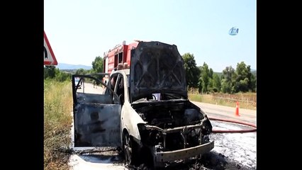 Seyir halindeki araç alev aldı