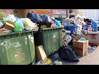 Καύσωνας και σκουπίδια στους δρόμους. Υγειονομική βόμβα