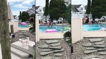 Troller un couple au bord d'une piscine