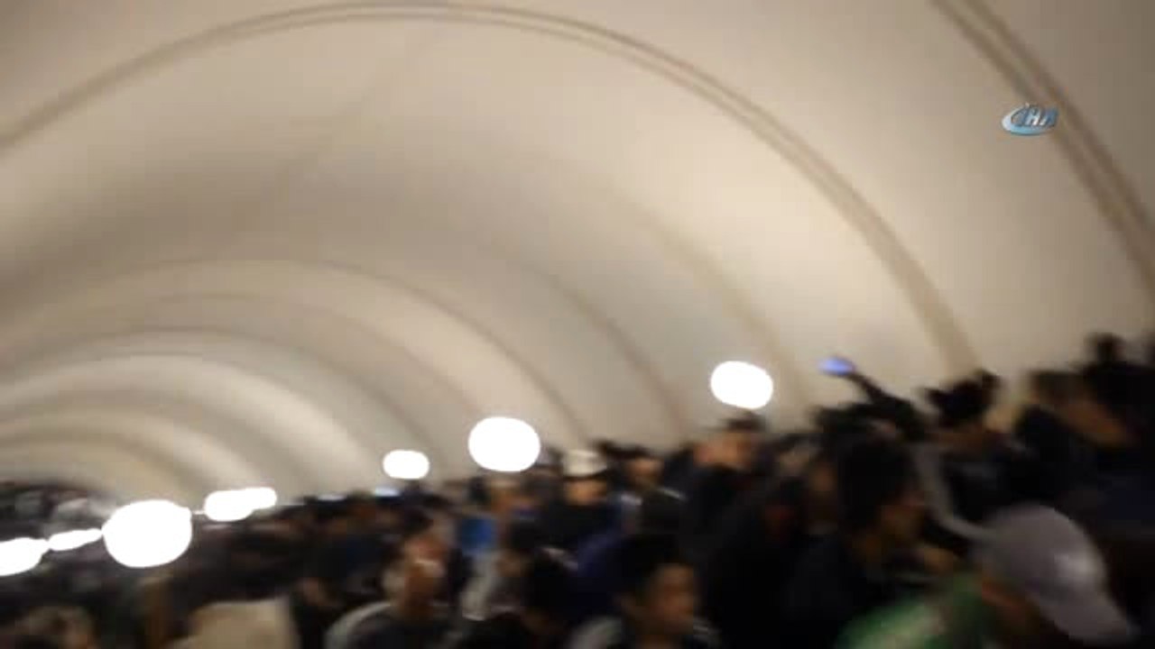 Moskova'da Binler Ramazan Bayramı Namazını Sokakta Kıldı