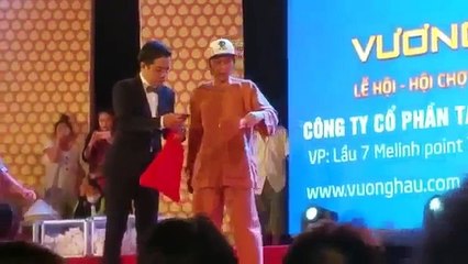 Clip nghệ sĩ Hoài Linh bị chọi đá khi diễn ở Quảng Ngãi