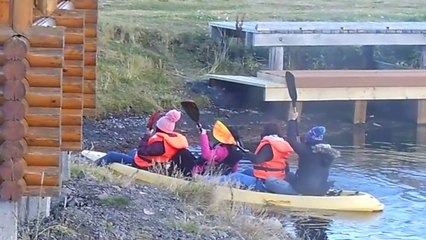 Des touristes tentent de faire du kayak