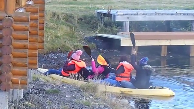 Des touristes tentent de faire du kayak