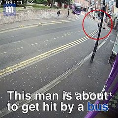 Il se fait renverser par un bus et se relève comme si de rien n'était .