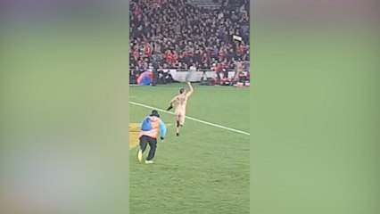 Is this the most patient streaker ever?