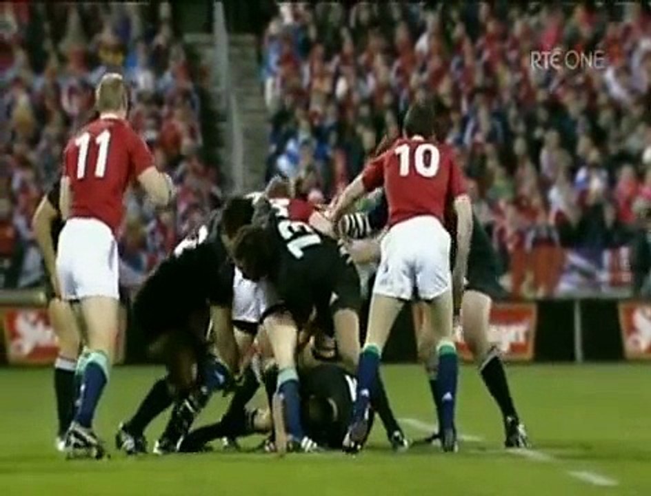 Brian O'Driscoll retourné par Tana Umaga et Keven Mealamu en 2005
