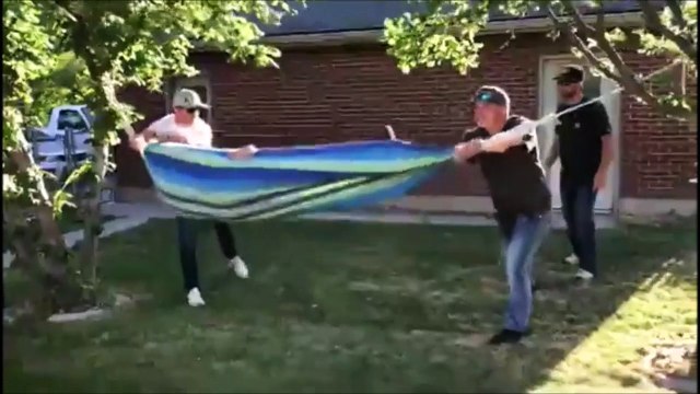 Grimper dans un hamac avec ses potes bourrés...Mauvaise idée