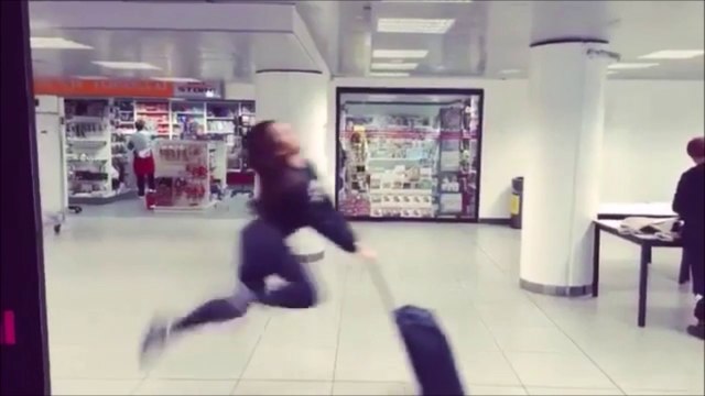 Faire la conne à l'aéroport et bim... grosse gamelle