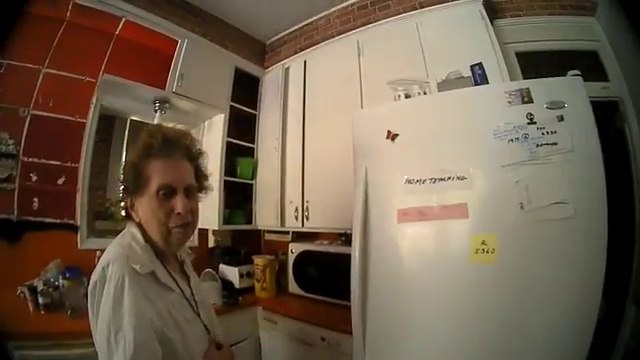 Cette mamie demande au policier de chanter avant de partir ! You are my sunshine