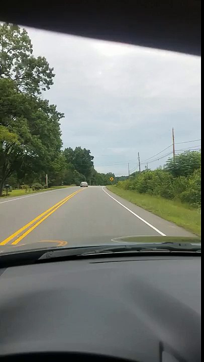 Suivre un conducteur complètement ivre en voiture..