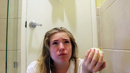 Elle mange dans l'oignon dès que le chanteur dit "Star" dans la chanson All Star !