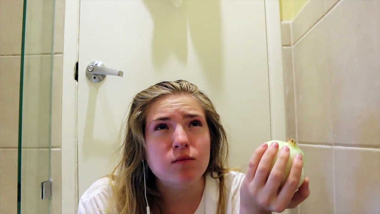 Elle mange dans l'oignon dès que le chanteur dit "Star" dans la chanson All Star !