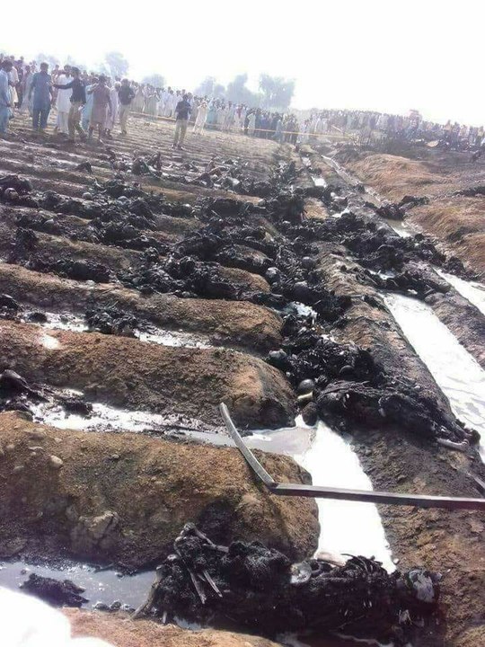 Pakistan fuel tanker truck Ex-plosion -- Bahawalpur Oil tanker Acci-dent - LOok at the Bo-dies !