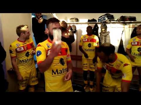 LA JOIE DES JOUEURS DE QRM DANS LES VESTIAIRES D'AVRANCHES APRES LEUR SUCCES 1-0