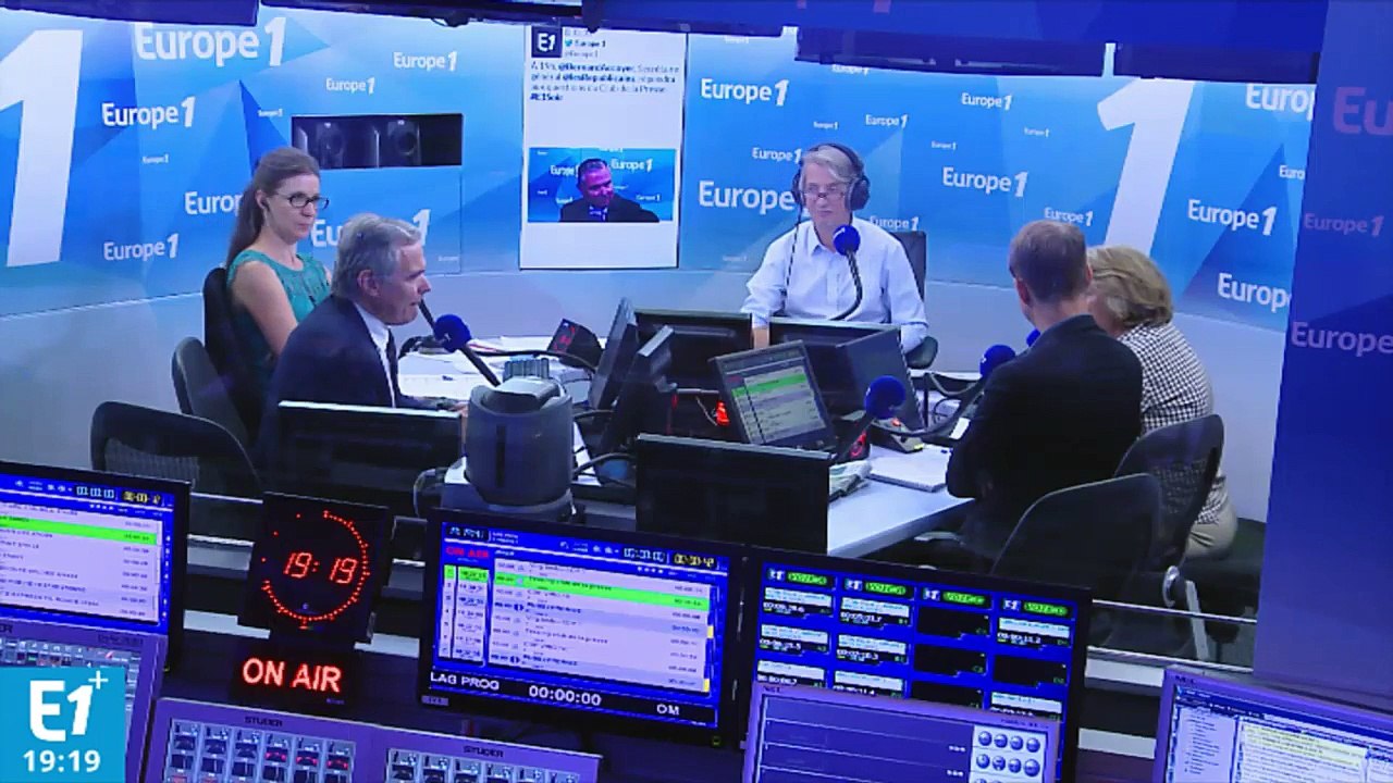 Mélenchon sans cravate à l’Assemblée : "Un manque de respect", selon Accoyer