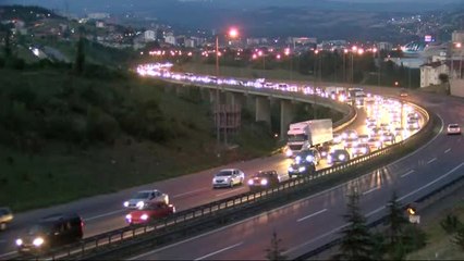 Tatil Dönüşü Trafik Yoğunluğu Devam Ediyor