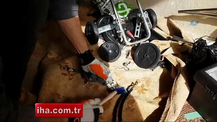 Aracının motoruna sıkışan kedi hayatını değiştirdi