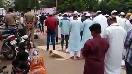 What These 2 Police Officers Doing During Namaz Eid