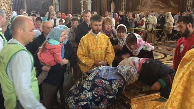 Russians wait in hours-long lines to see alleged rib of Santa