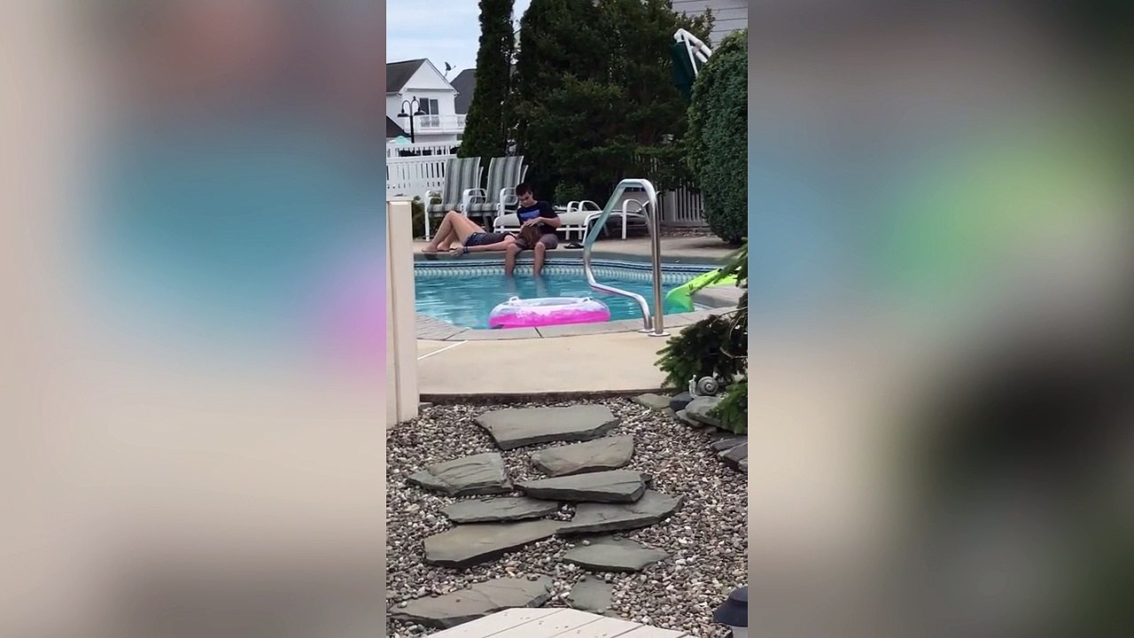 Comment embêter un couple au bord d'une piscine !