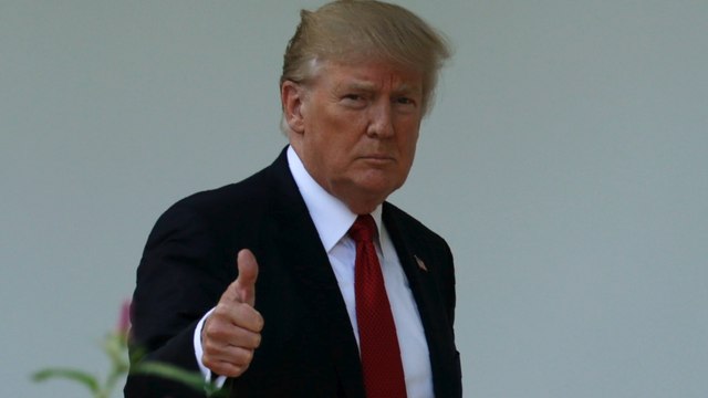 Trump meets with GOP senators as McConnell delays health care vote