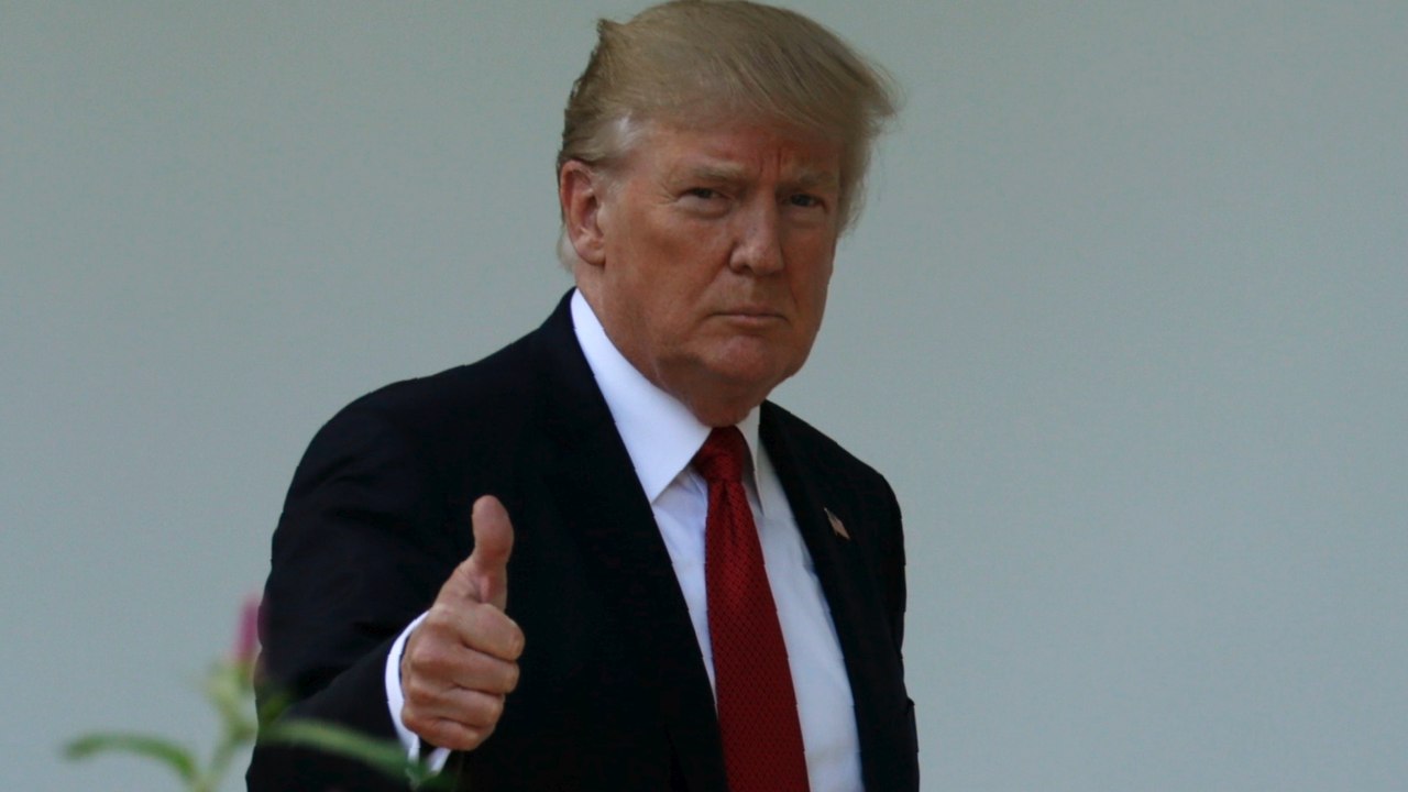 Trump meets with GOP senators as McConnell delays health care vote