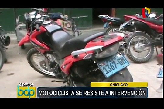 Chiclayo: motociclista en aparente estado de ebriedad se resiste a intervención policial
