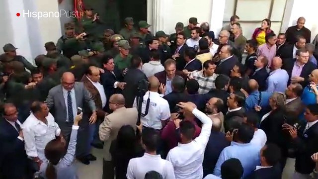 Trifulca en la Asamblea Nacional venezolana por inconvenientes entre diputados y la Guardia Nacional