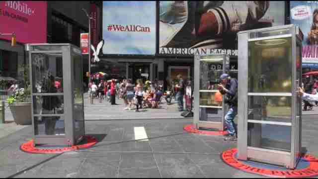 Cabinas teléfonicas para escuchar a los inmigrantes en Nueva York