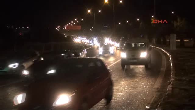 Izmir'de Tatil Dönüşü Trafik Yoğunluğu
