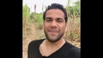 HUMILDADE Olha onde Daniel Alves foi passar suas férias.