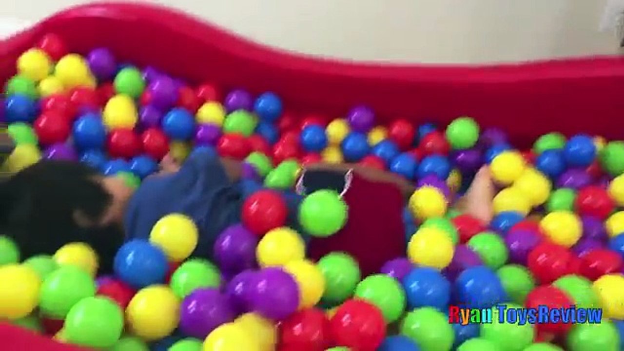 Bola coches desafío huevos huevos huevos gigante casco pozo hombre araña sorpresa juguetes Disney vs fo