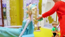 Barbie Bathroom ★ Frozen Elsa and Ariel Bad Dinner Food in the Bathroom Toliet DisneyCarTo