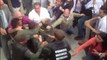 Diputados opositores venezolanos y militares se empujaron