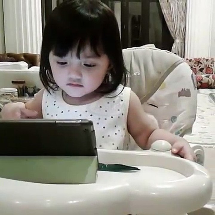 Gaya Arsy Addara Saat Lagi Sibuk Maen Tabs Sambil Belajar l Keluarga A5