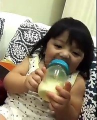 Gaya Arsy Addara Saat Minum Susu Formula di Botol l Keluarga A5