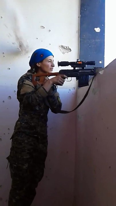 Cette sniper Kurde va etre frôlée par une balle...