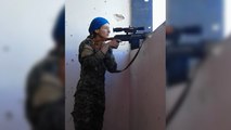 Une snipper échappe de justesse à une balle de Daesh