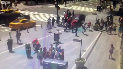 Un chauffard fonce dans la foule à Times Square et fait une vingtaine de blessés.
