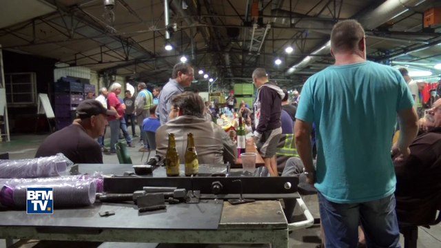 Excédés, les salariés de GM&S mettent le feu devant leur usine