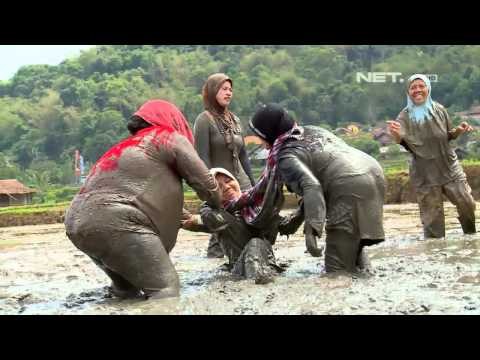 IMS - Mas Febry bermain gulat lumpur di sumedang